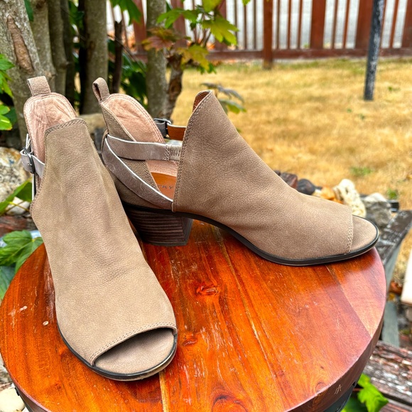 Lucky Brand size 8.5 Tan Suede Mules with Open-Toe Design - Picture 13 of 13